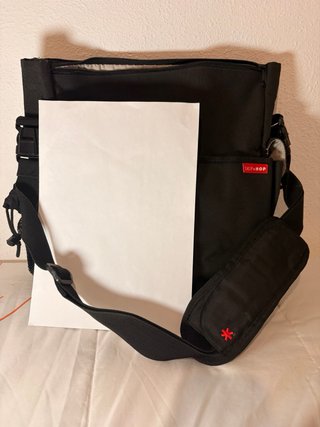 Bolso organizador Skip Hop negro y cambiador.