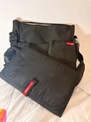 Bolso organizador Skip Hop negro y cambiador.