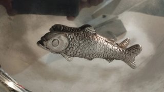 Fuente de pescado de metal plateado