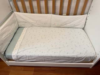 Cuna, colchón más protector y pack de ropa de cuna