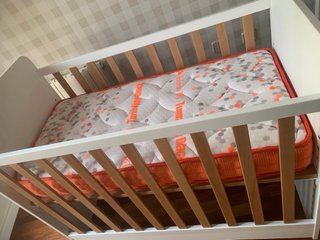 Cuna, colchón más protector y pack de ropa de cuna