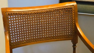 Sillón de madera con asiento de rejilla