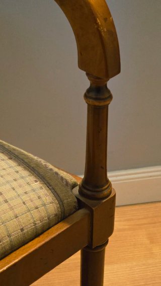 Sillón de madera con asiento de rejilla