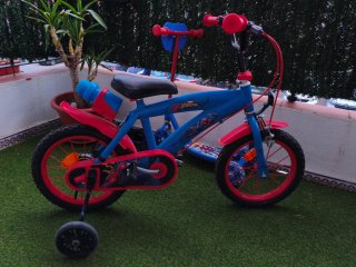 Bicicleta infantil roja y azul.