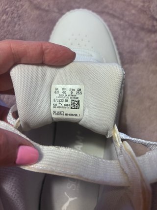 Zapatillas Puma Beige y Blancas Talla 40