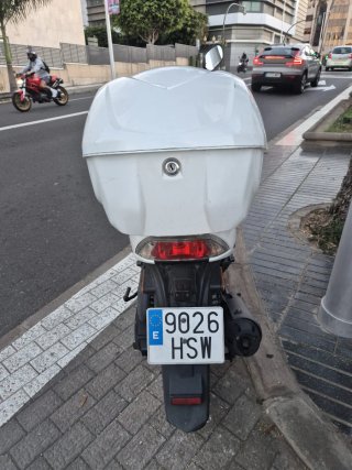 Kymco Agility 125 Scooter Negra/Blanca