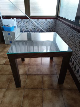 Mesa cuadrada Ikea marrón con cristal