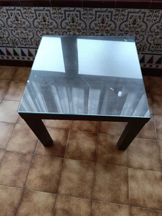 Mesa cuadrada Ikea marrón con cristal