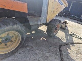 Volquete y carretilla elevadora