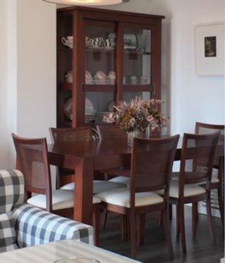 Mesa de comedor y sillas de madera