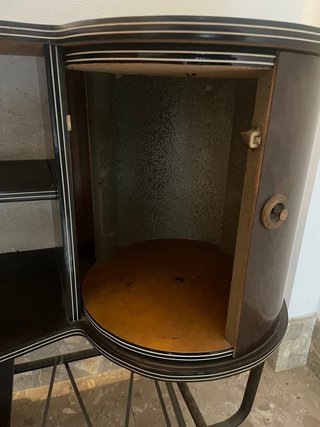 Mueble bar vintage con puerta y estantes y ruedas