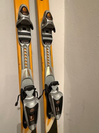 Esquís Dynastar skiCross 6.8 con fijaciones Look