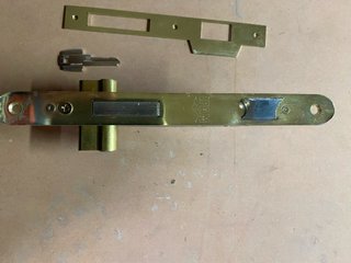 Cerradura IFAM Golpe y Llave + Escudo