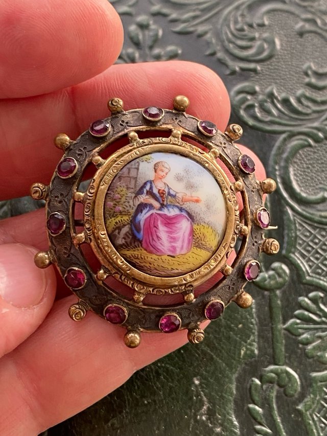 Precioso broche antiguo pintado a mano.