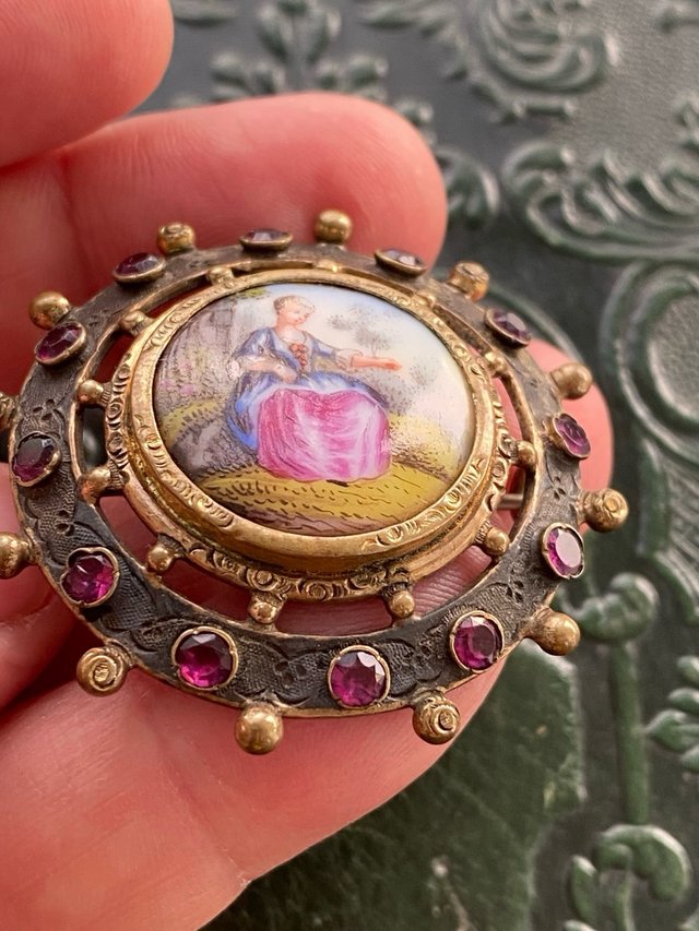 Precioso broche antiguo pintado a mano.