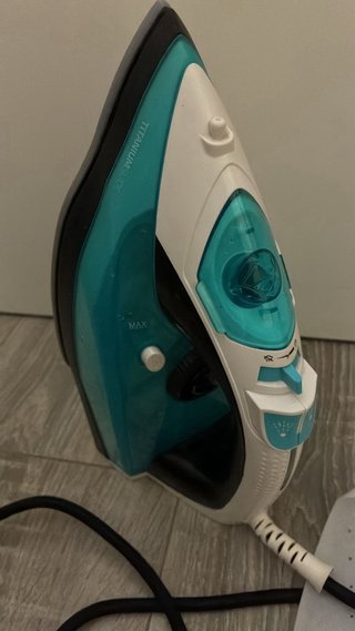 Plancha de ropa con funda protectora