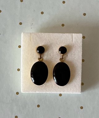 Pendientes dorados con piedra negra ovalada