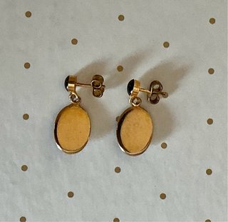 Pendientes dorados con piedra negra ovalada