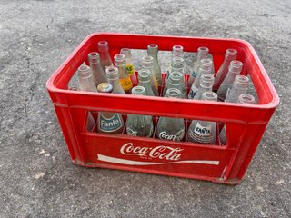 Caja Coca-Cola con Botellas Antiguas