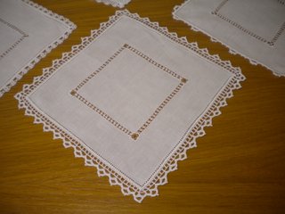 ELEGANTE SET DI 5 CENTRI IN LINO CON BORDO RICAMAT
