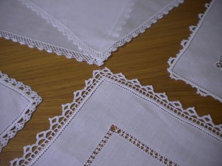 ELEGANTE SET DI 5 CENTRI IN LINO CON BORDO RICAMAT