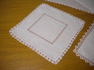 ELEGANTE SET DI 5 CENTRI IN LINO CON BORDO RICAMAT