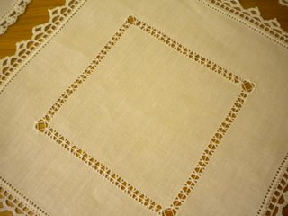 ELEGANTE SET DI 5 CENTRI IN LINO CON BORDO RICAMAT