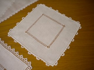 ELEGANTE SET DI 5 CENTRI IN LINO CON BORDO RICAMAT