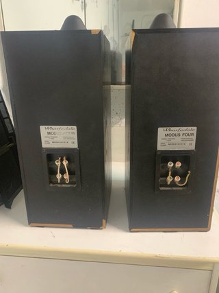 Altavoces Wharfedale Negros y Marrones