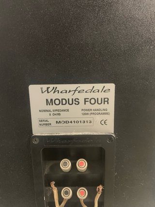 Altavoces Wharfedale Negros y Marrones