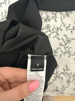 Mono negro strapless con mangas largas
