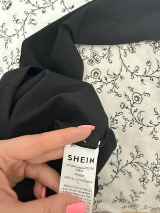 Mono negro strapless con mangas largas