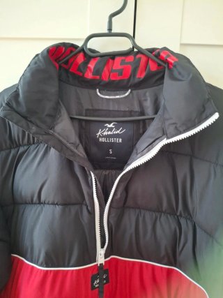 Abrigo Hollister Negro y Rojo