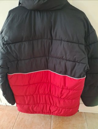 Abrigo Hollister Negro y Rojo