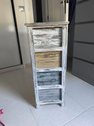 Mueble con 4 cajones con diseño original