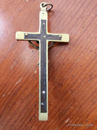 Crucifijo antiguo de metal