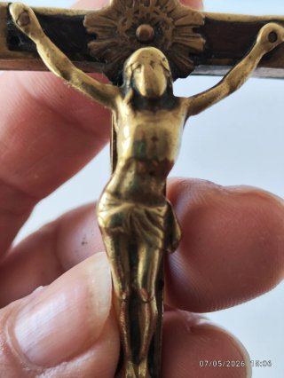 Crucifijo antiguo de metal