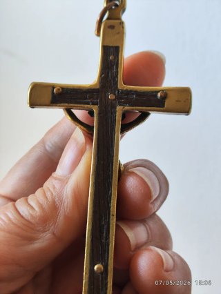 Crucifijo antiguo de metal