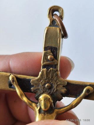 Crucifijo antiguo de metal