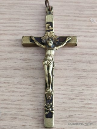 Crucifijo antiguo de metal