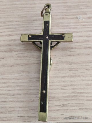 Crucifijo antiguo de metal