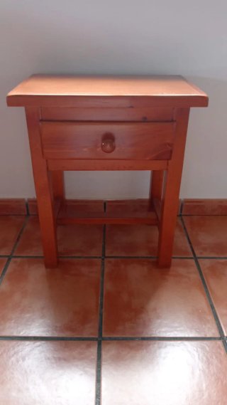 Mesita de noche de madera