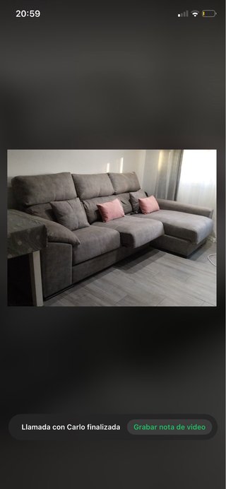 Sofá modular tela gris con cojines rosas