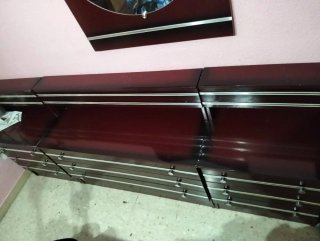 Cómoda, 2 mesitas,espejo madera y estantería auxil