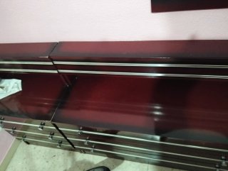 Cómoda, 2 mesitas,espejo madera y estantería auxil