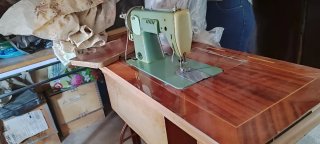 Máquina de coser antigua en buen estado