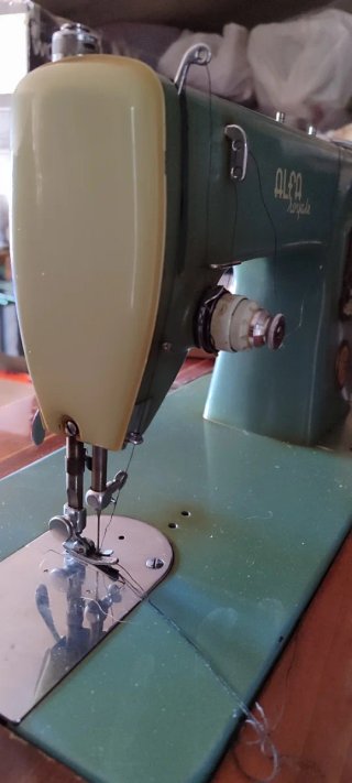 Máquina de coser antigua en buen estado