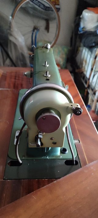 Máquina de coser antigua en buen estado