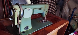 Máquina de coser antigua en buen estado
