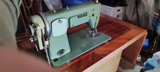 Máquina de coser antigua en buen estado